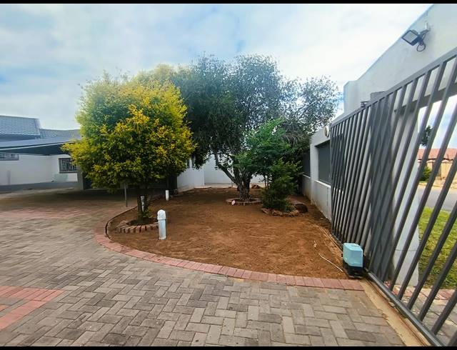 4 BEDROOM HOUSE FOR SALE IN ROSHNEE